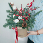 Новогодняя композиция в шляпной коробке с гирляндой