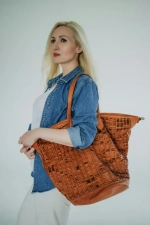 Женская большая плетеная сумка цвета whisky