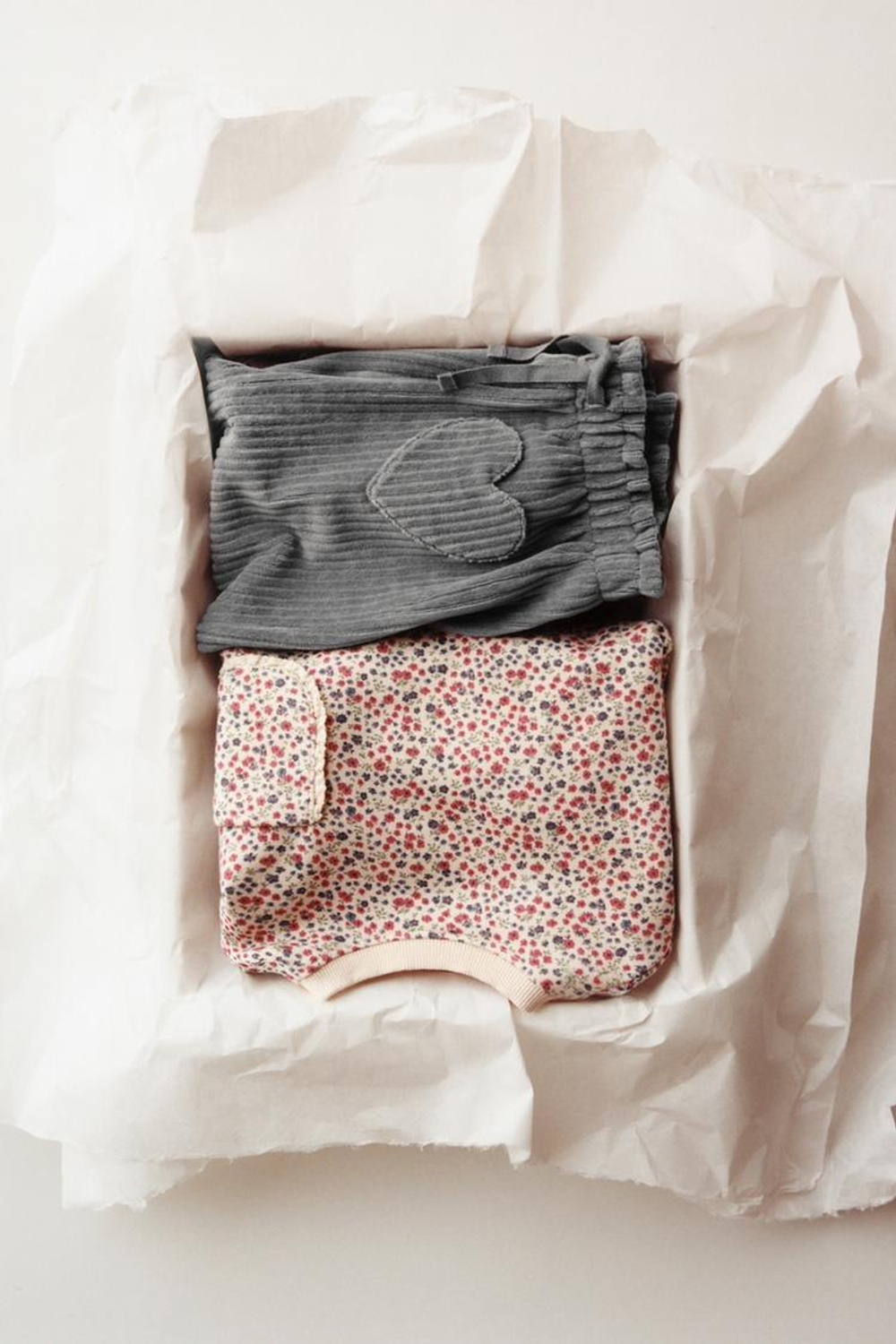 ZARA ТОЛСТОВКА С ЦВЕТОЧНЫМ ПРИНТОМ И КРУЖЕВНЫМ КАРМАНОМ, ЭКРЮ