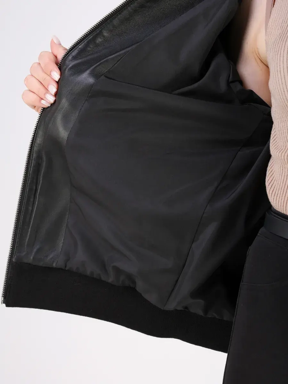 Кожаная куртка демисезонная с капюшоном