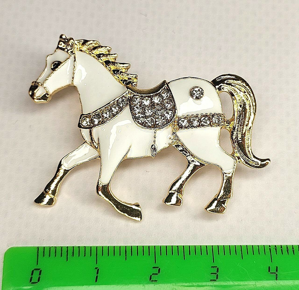 Брошка "Белая лошадь". Женская брошь,украшение.Подарок на новый год. Символ года