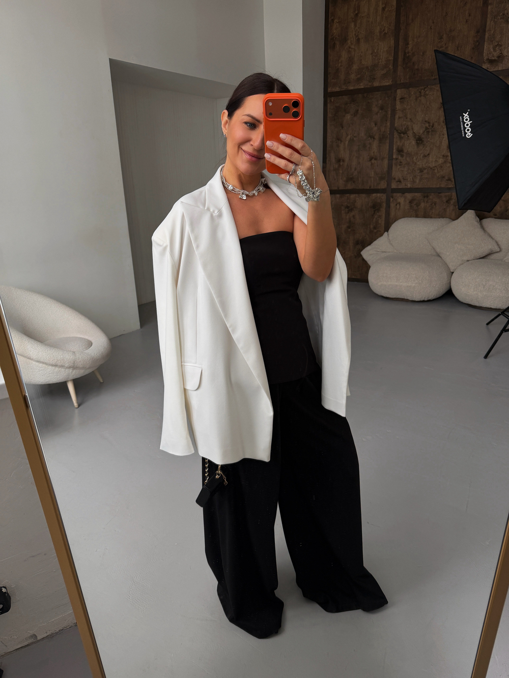 Жакет со спущенным плечом молочный