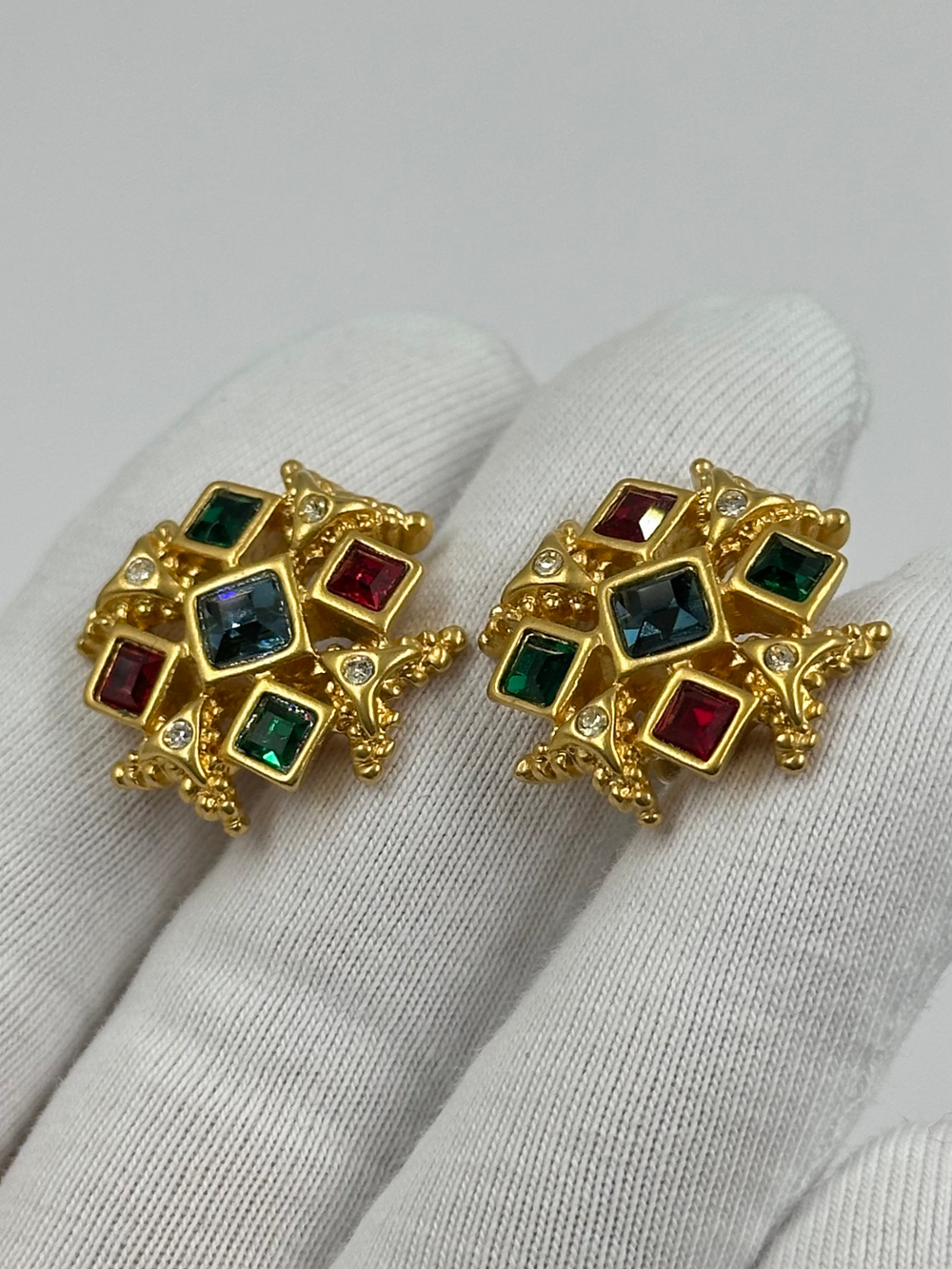 Клипсы с разноцветными кристаллами Avon