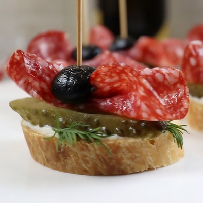 Брускеты с салями, корнюшоном и горчичным соусом