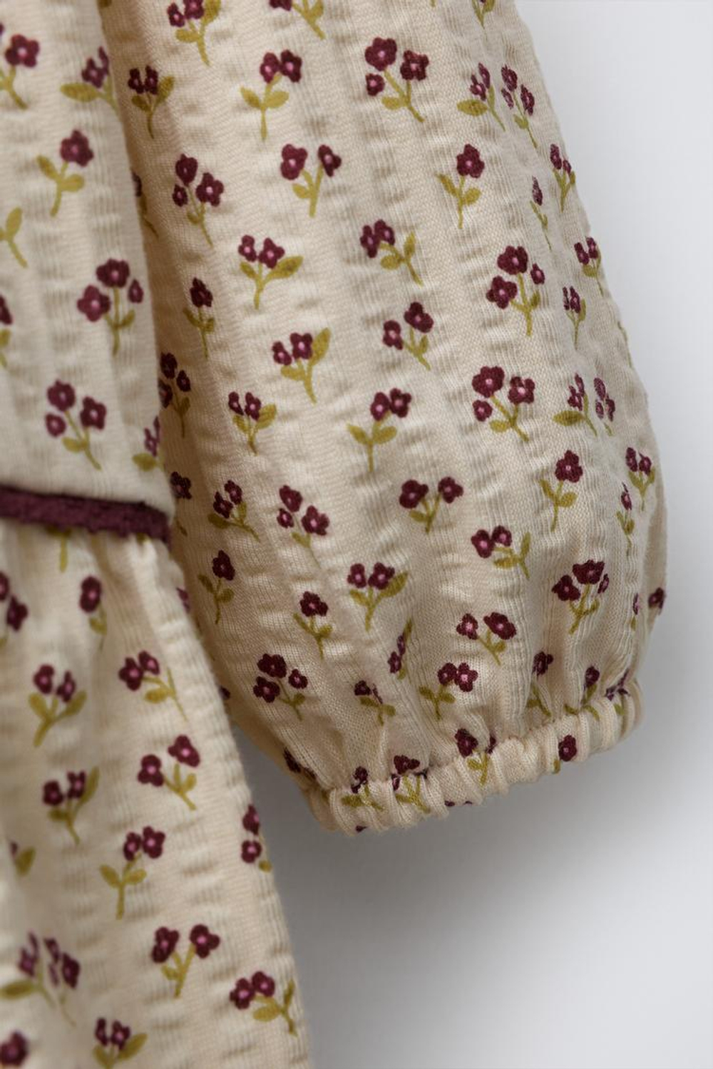 ZARA ПЛАТЬЕ ИЗ РЕЛЬЕФНОЙ ТКАНИ С ЦВЕТОЧНЫМИ ВСТАВКАМИ, ЭКРЮ