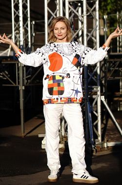 Свитшот "Улыбка", по мотивам картины Жоан Миро "Улыбка из ярких крыльев"