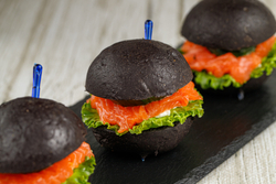 Мини бургер со слабосолёным лососем