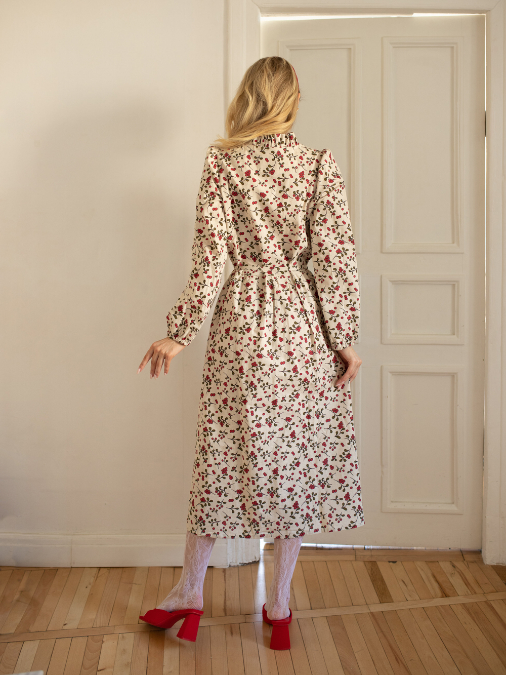 Платье с воротником стойкой