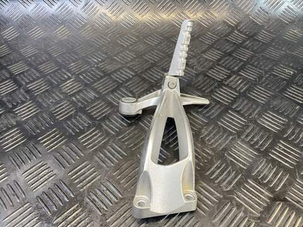 Подножка пассажирская правая Yamaha FZ1 Fazer RN17 (с кронштейном)