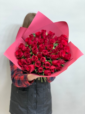 Букет 45 роз Кения 40 в пленке красные