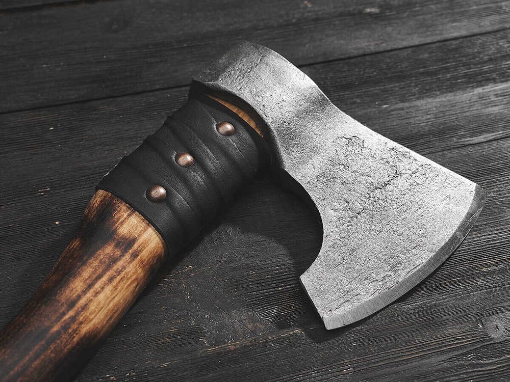 Топор "Брату от брата", рукоять комель берёзы (обжиг)