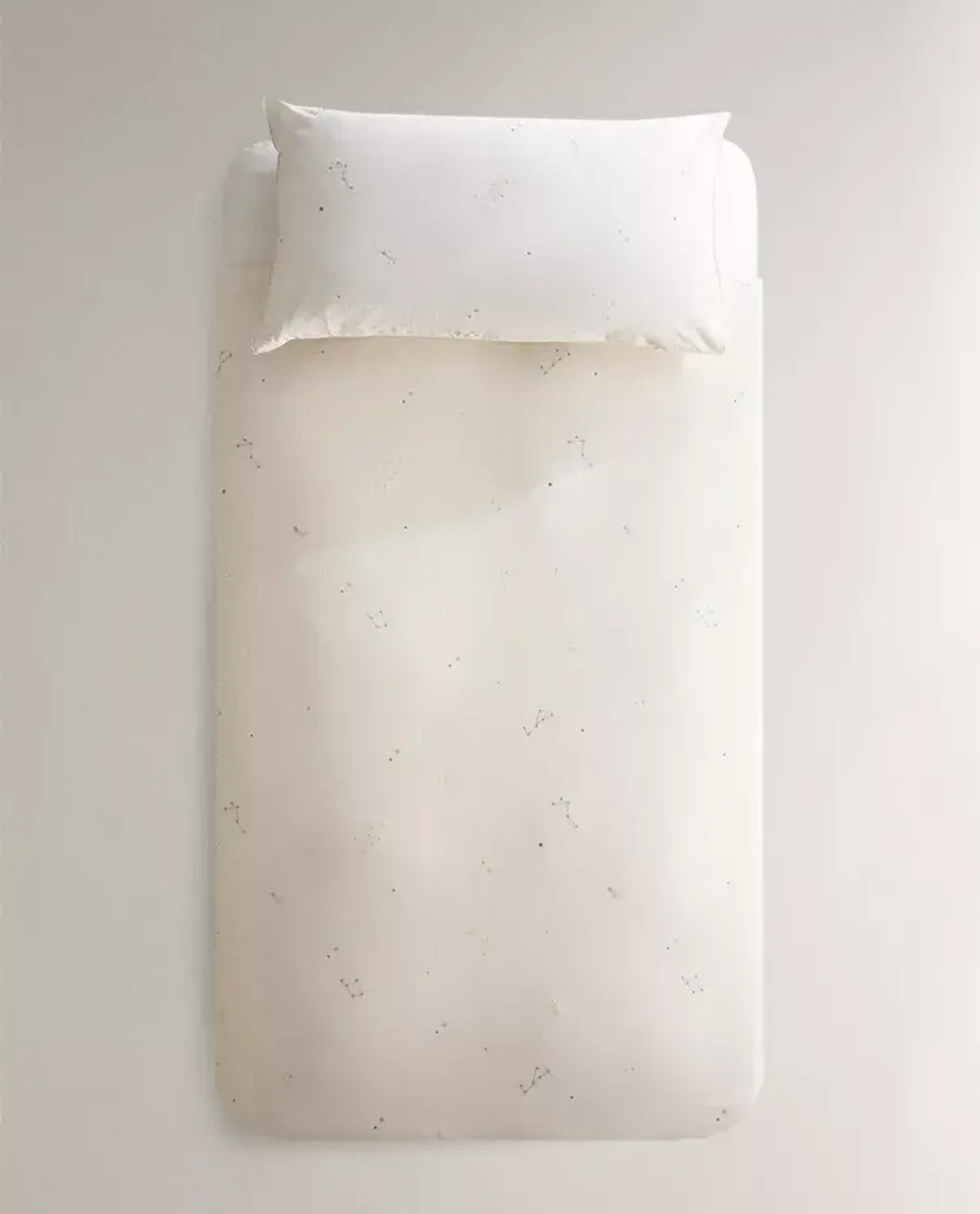 ZARA HOME ДЕТСКИЙ ПОДОДЕЯЛЬНИК С ПРИНТОМ «СОЗВЕЗДИЕ», ЖЕЛТОВАТО-БЕЛЫЙ