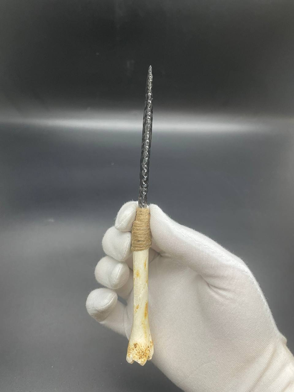 Обсидиановый клинок зигзаг с рукоятью из обожженной кости 17 см