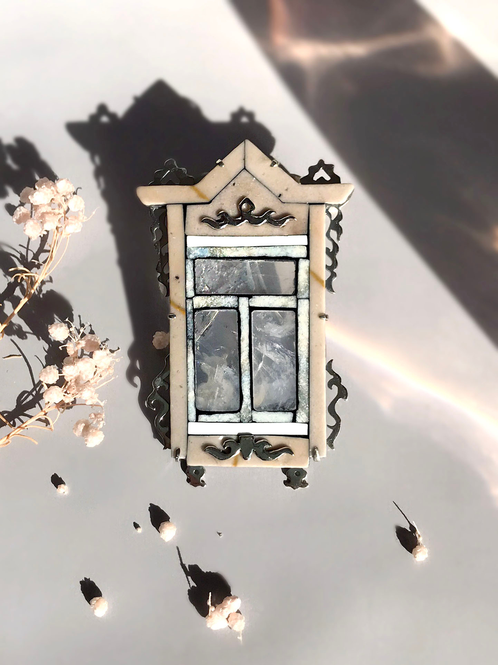 Брошь в технике флорентийской мозаики "Наличник в Чёрной"