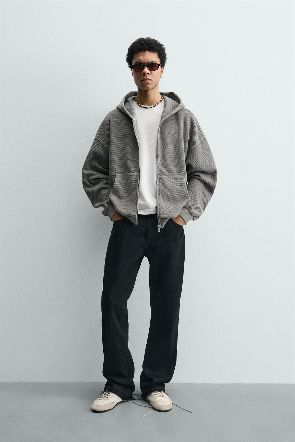 ZARA ХУДИ ИЗ ВАФЕЛЬНОЙ ТКАНИ С ЭФФЕКТОМ ПОТЕРТОСТИ, СВЕТЛО-СЕРЫЙ