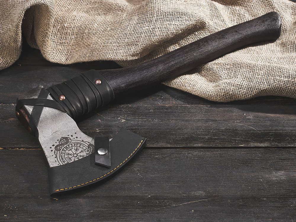 Топор "Руны", рукоять комель берёзы (морилка)