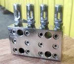 2-02-4П - Питатель модульного исполнения для двухлинейных смазочных систем с рабочим давлением 200 бар, количество выходов 4, максимальная доза на выход 2 мл/цикл, с регулятором и индикатором