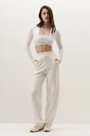 Лонгслив с перекрутом укороченный кремового цвета