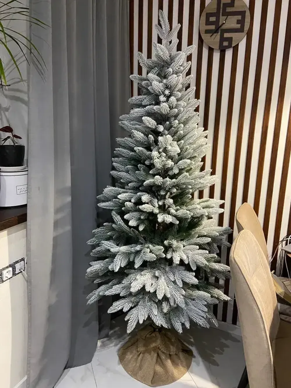 Заснеженная елка на ножке «Иветта» (Литая хвоя) от 1.1 м до 2,4 м