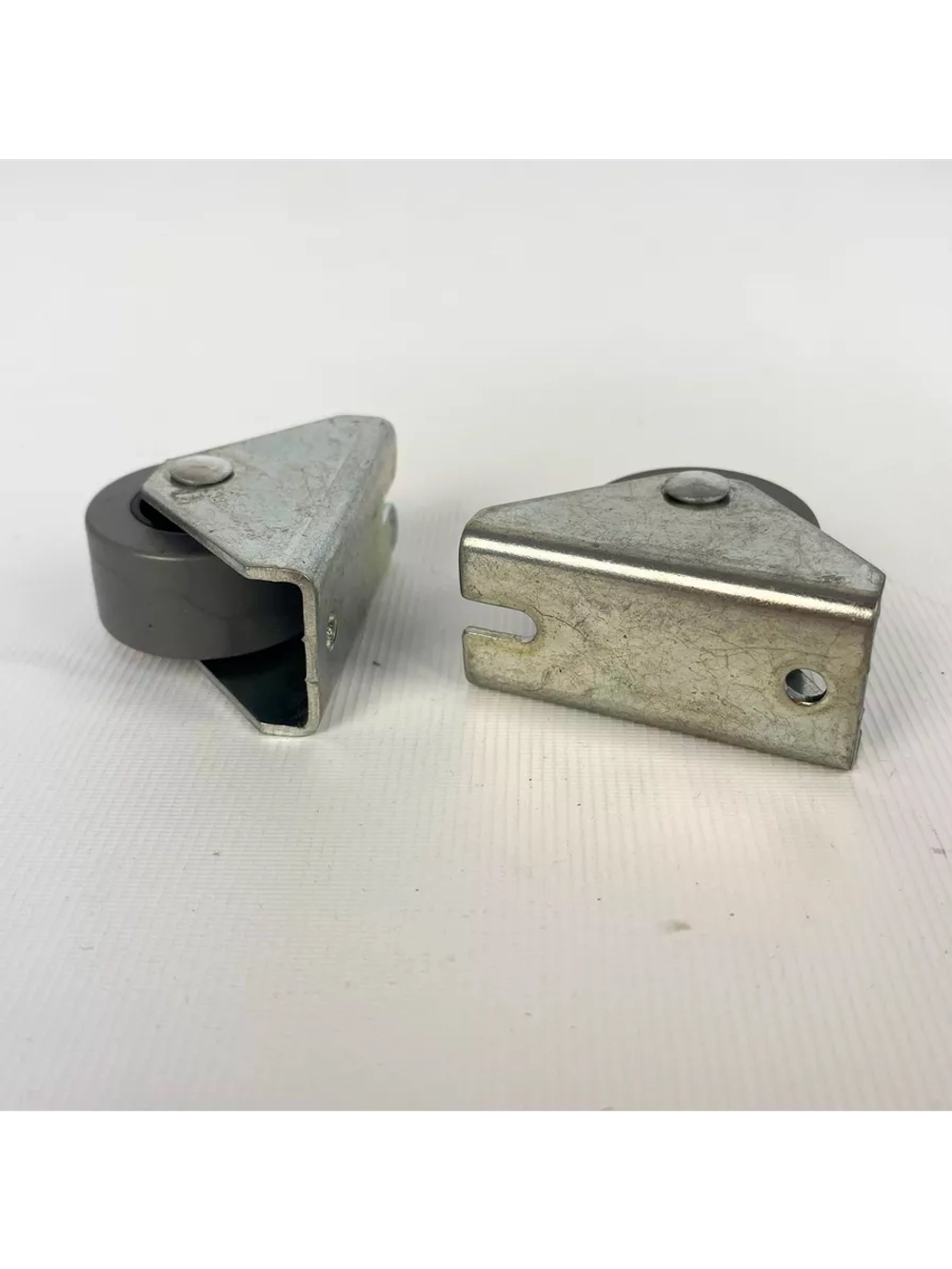 Опора роликовая 302 с резиновым колесом D28, 2 шт