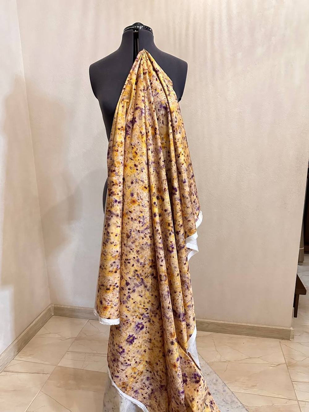 Курточно-плащевая принтованная ткань без пропитки (Altuzarra, 100%полиэстер, Нежно-желтый фон с бежевым/фиолетовые брызги звездного неба, 150, 89 гр/м2)