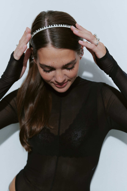 Белый ободок с черными камнями