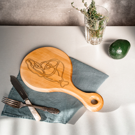 Разделочная деревянная доска из древесины сибирского кедра для мяса с гравировкой RD41