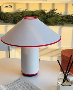 Элегантный настольный светильник в современном стиле.