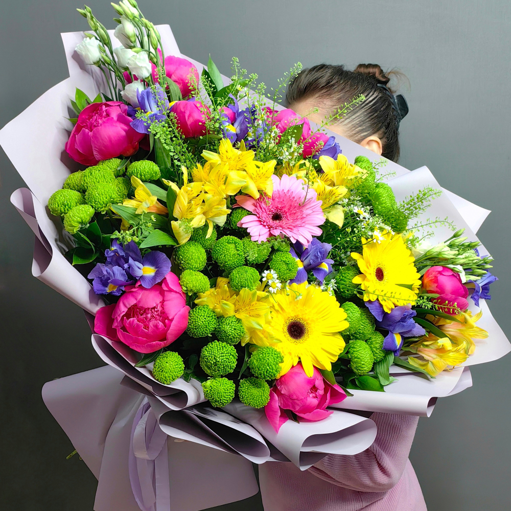 Авторский яркий букет с пионами и ирисами