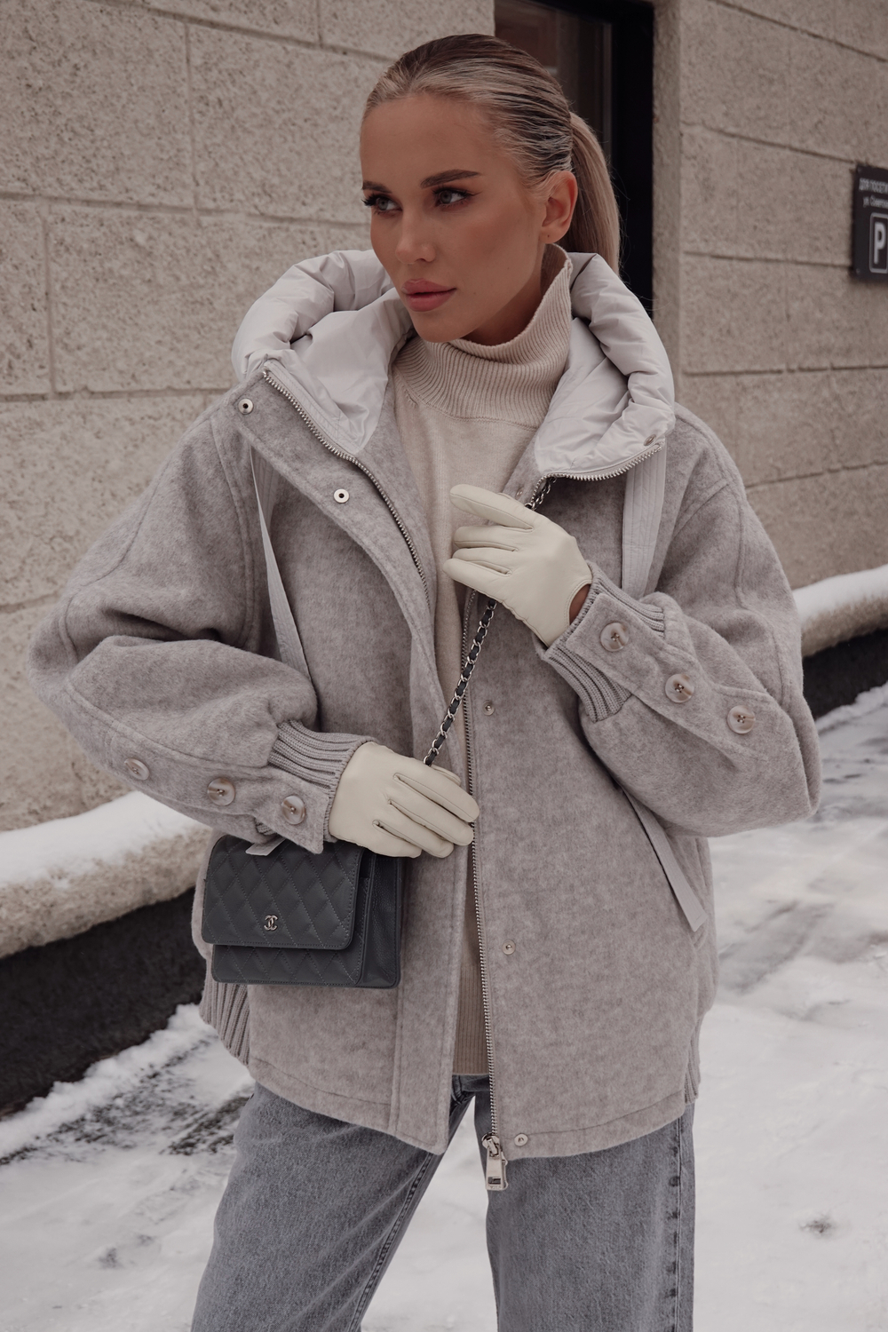 Пуховик средней длины из шерсти с капюшоном