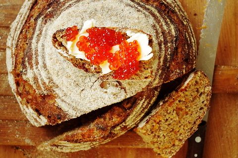 Цельнозерновой хлеб с запеченным бататом на закваске