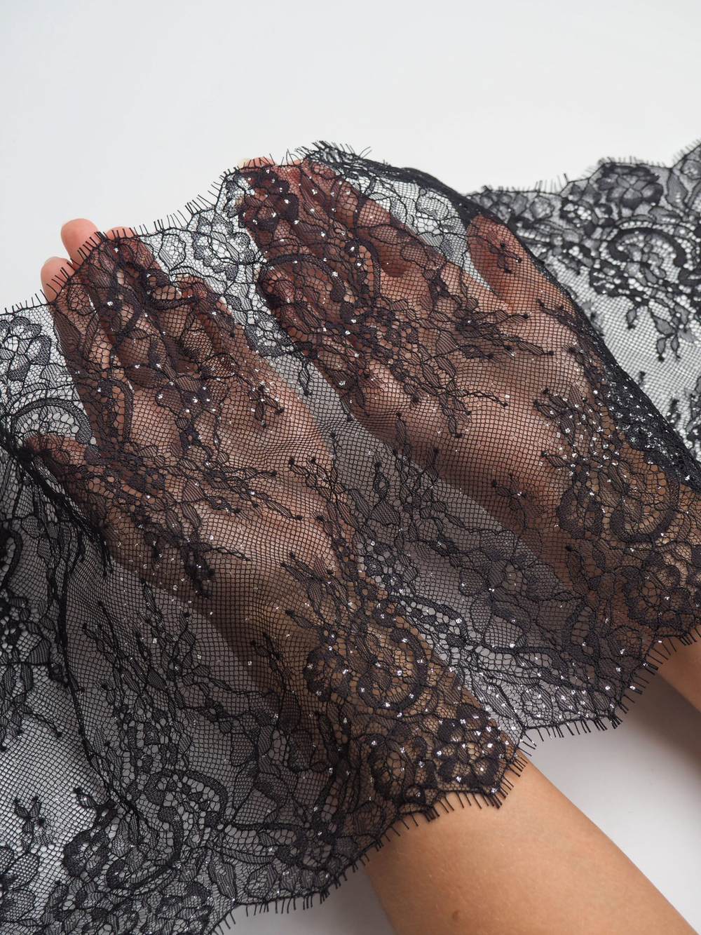 Кружево шантильи черное с блестками серебристыми неэластичное купон с браком 1.5 м ширина 24 см