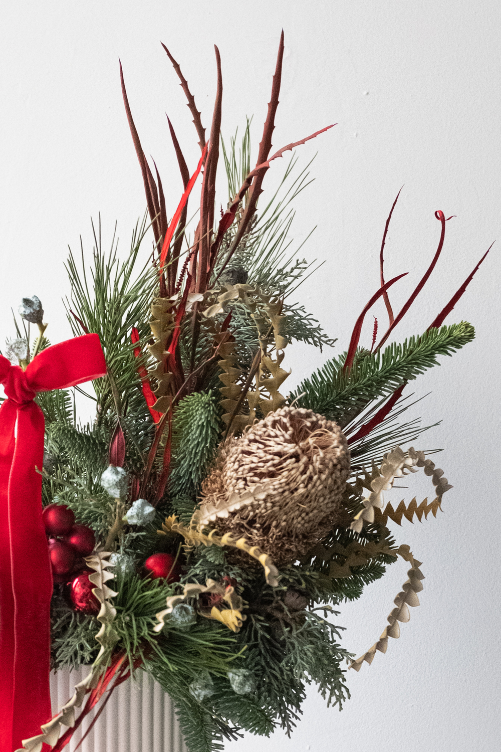 Хвойная композиция с красным декором большая