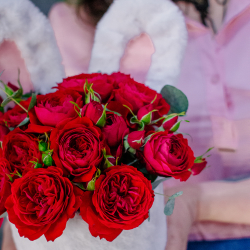 118. Милая композиция с алыми розами в шляпной коробке с ушками