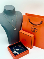 Кулон Hermes буква