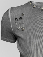 Платье 2551 однотонное с коротким рукавом и металлическими булавками