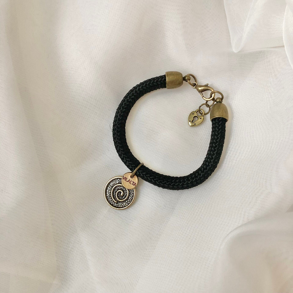 Браслет черный текстиль с бронзовым круглым маленьким подвесом, Испания. Застежка карабин. С регулировкой длины.