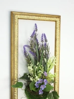 Искусственные цветы в багетной раме для декора