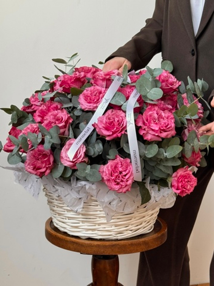 Цветочная корзина из роз Кантри и эвкалипта размер XL