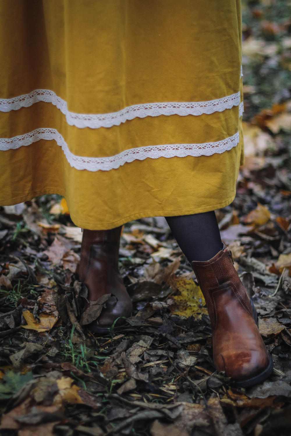 Винтажное платье желтого цвета с кружевом