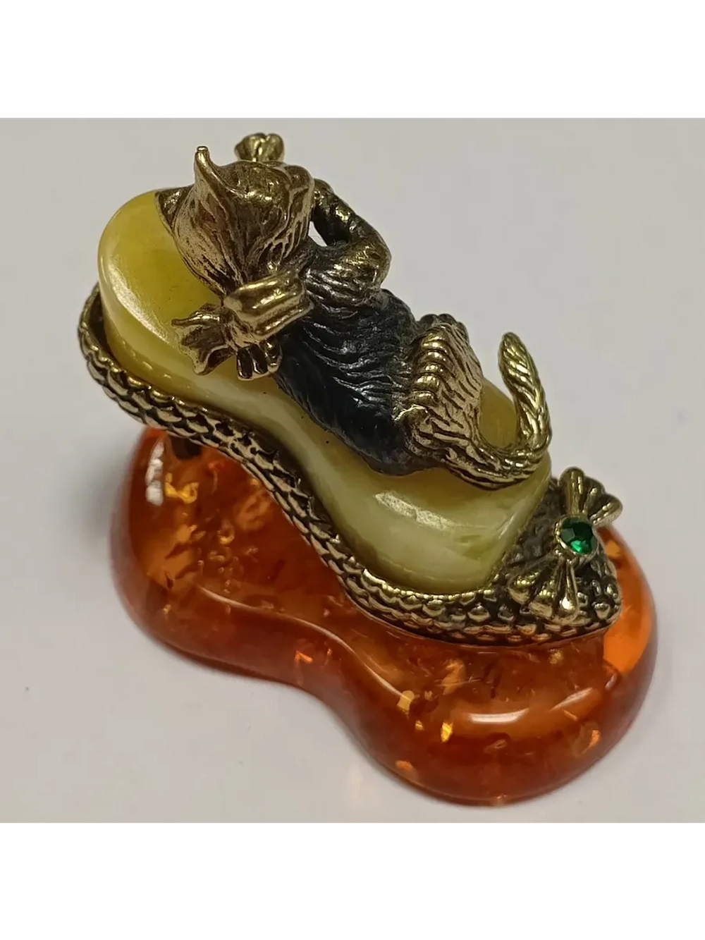 Бронзовая статуэтка на янтаре