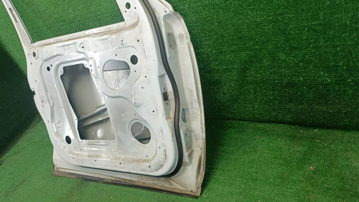 Дверь передняя левая LR Discovery 3 4 (2004-2016)