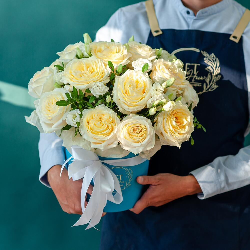 Шляпная коробка с садовой розой с лизиантусом