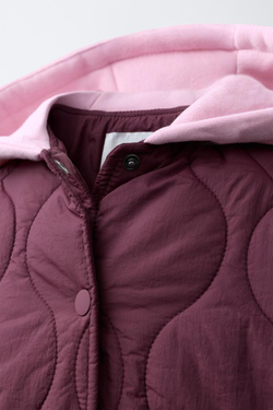 ZARA СТЕГАНАЯ КУРТКА С КАПЮШОНОМ И ВЫШИВКОЙ В ВИДЕ МЕДВЕЖОНКА, БУРГУНДИ