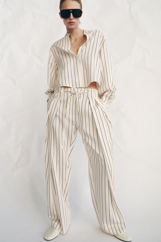 ZARA РУБАШКА В ПОЛОСКУ С ОБЪЕМНЫМИ РУКАВАМИ — ZW COLLECTION, ЭКРЮ/ТЕМНО-СИНИЙ