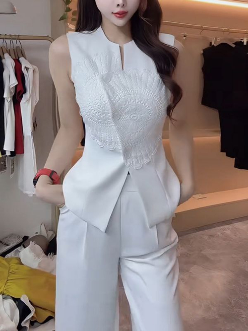 Женский брючный костюм с жилетом