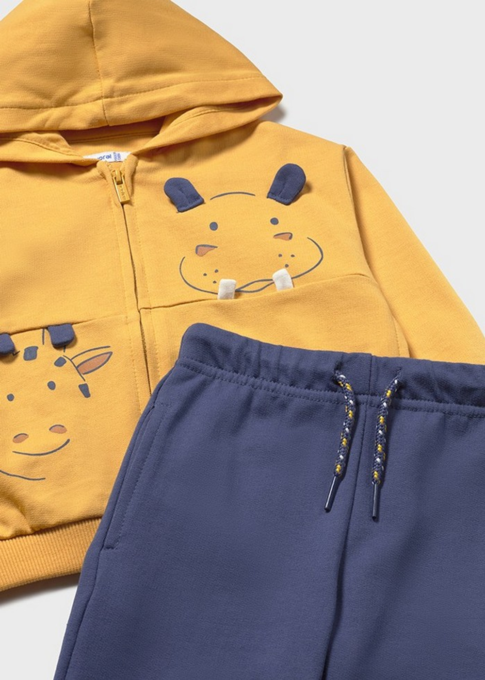 спортивный костюм с футболкой