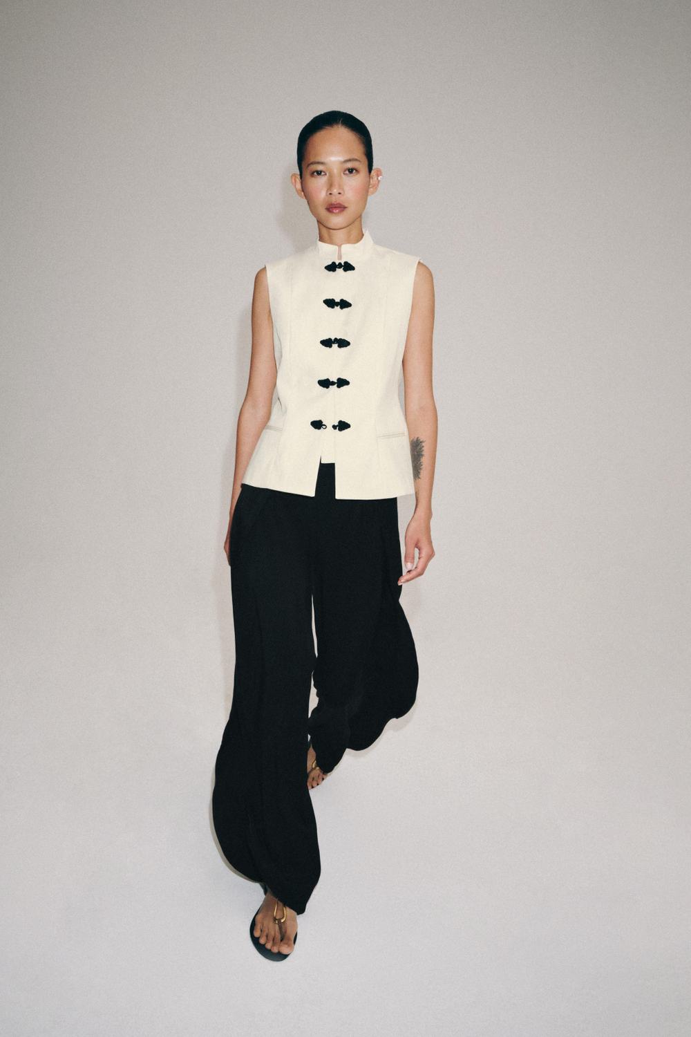 ZARA ЖИЛЕТ ОБЛЕГАЮЩЕГО КРОЯ — ZW COLLECTION, ПЕСОЧНЫЙ