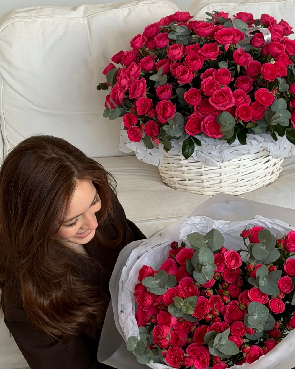 Цветочная корзина из розовых кустовых роз и эвкалипта размер XL