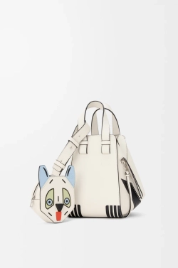 Loewe Компактная сумка Hammock Futurist Cat из классической телячьей кожи, экрю